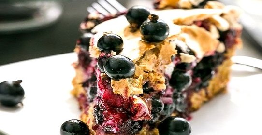 Песочный пирог с черной смородиной