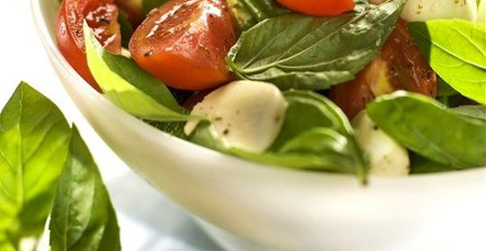 Салат из помидоров, моцареллы и базилика с горчичной заправкой