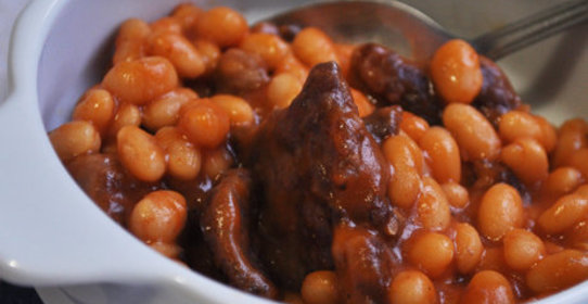Говядина с фасолью в томатном соусе