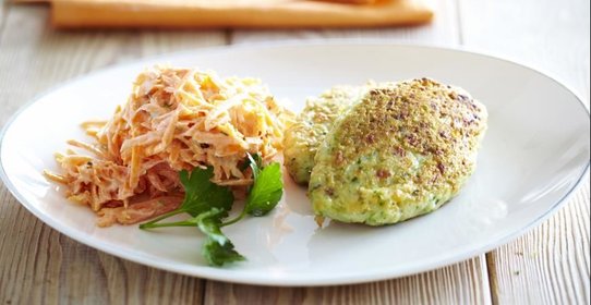 Котлеты из рыбы с морковным салатом