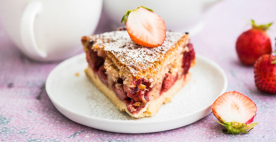 Постный пирог с клубникой