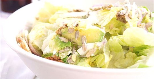 Салат «Цезарь» с курицей и авокадо