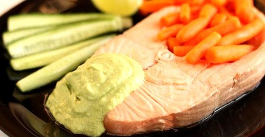 Лосось с соусом из авокадо