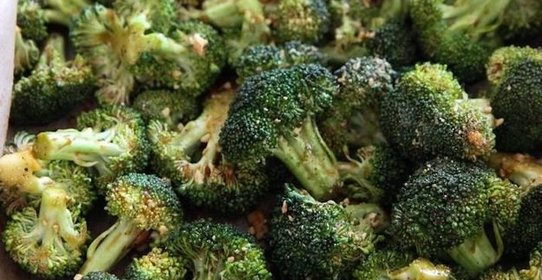 Брокколи с красным луком и арахисом