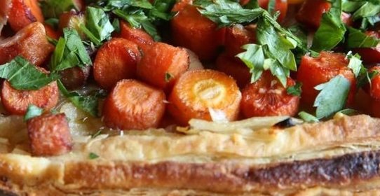 Слоеный пирог с морковью и луком