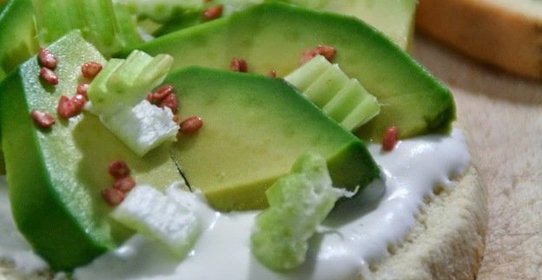 Брускетта с авокадо и сливками