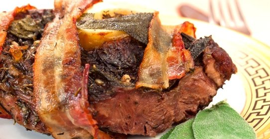 Говядина, запеченная с травами и беконом