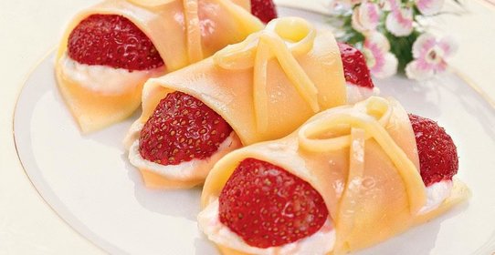 Рулетики из сыра и клубники