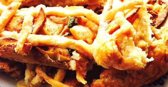 Яблочный пирог-решетка с апельсиновой цедрой и свежей мелиссой