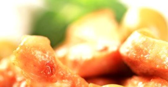 Салат с мясом со свинных ножек, оливками и чесноком