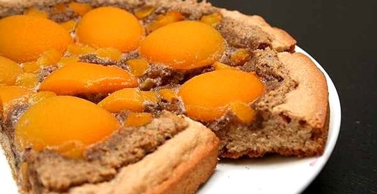 Ореховый пирог с абрикосами
