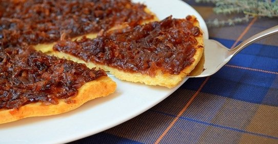 Тарт татен с карамелизованным луком