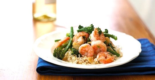 Жареный рис с креветками