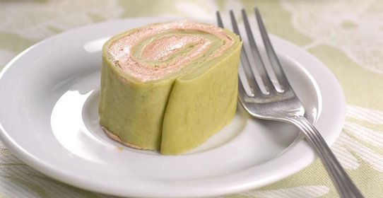 Сырный рулет с брокколи и помидорами