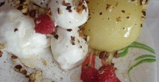 Горячая груша в сиропе с мороженным