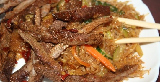 Острая говядина в соевом соусе с красным перцем с гарниром из фунчезы с овощами