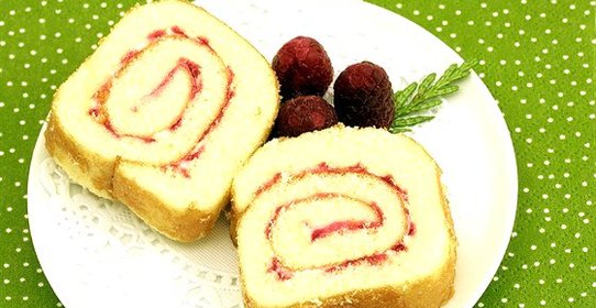 Рулет с малиновым джемом