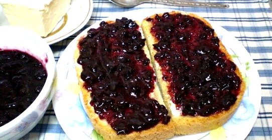 Тосты с маслом и смородиновым вареньем