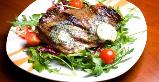 Говядина с маслом из пармезана, бальзамической глазурью на подушке из рукколы