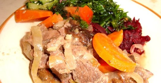 Мясо с черносливом в горшочках