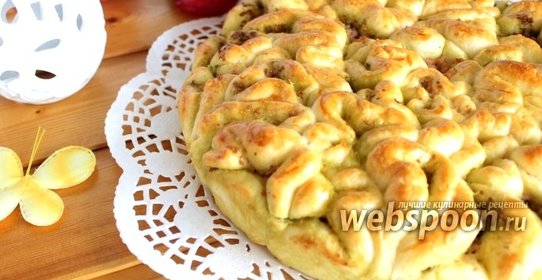 Пирог с соусом песто и колбасой