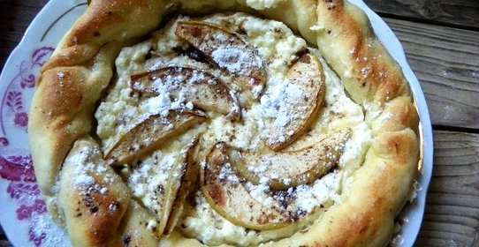 Открытый пирог с творогом и яблоком