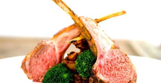 Баранина в корочке из трав и сыра