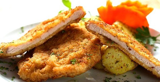 Свиные отбивные в сухарях с маринованной морковью