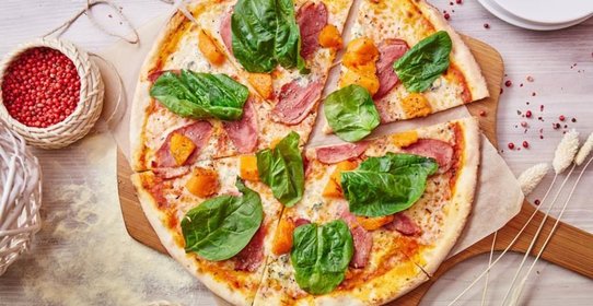 Пицца с уткой, тыквой и сыром горгонзола