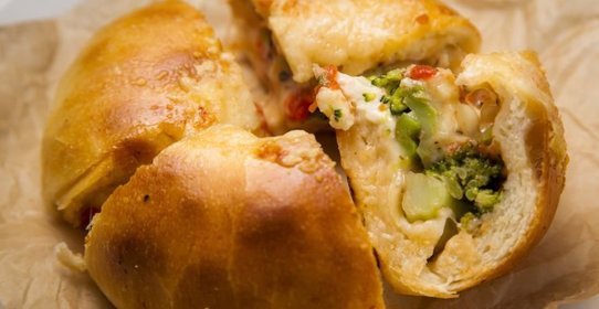 Пирог с брокколи и томатами