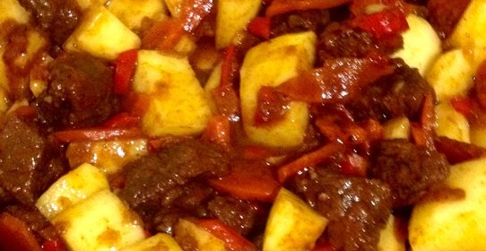 Гуляш из говядины с картофелем