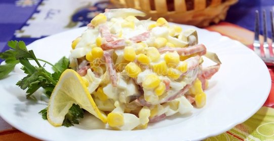 Салат с маринованными огурцами