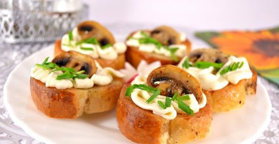 Гренки с плавленным сыром и шампиньонами