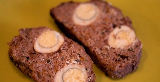 Мясной рулет с перепелиными яйцами