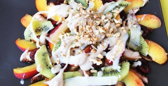 Фруктовый салат с индейкой и соусом из запеченных яблок