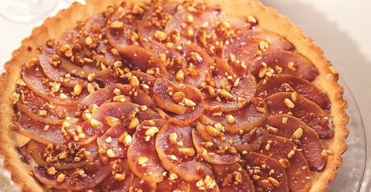 Грушевый пирог с орешками в карамели