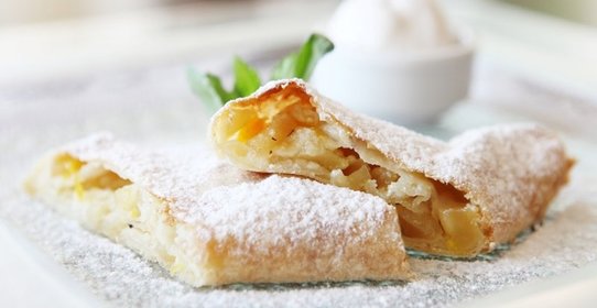 Слоеный рулет с яблоками