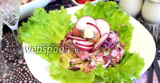 Салат из свёклы с селёдкой и зеленью