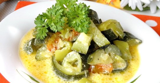 Кабачки тушеные в сметане