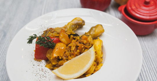 Паэлья с морепродуктами и цыпленком