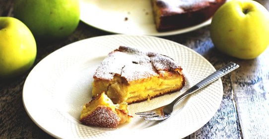 Творожный пирог с яблоками и сметаной