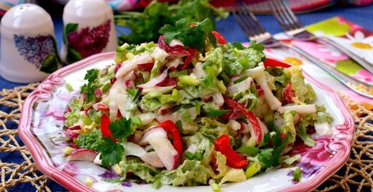 Салат из пекинской капусты с редисом, болгарским перцем и яйцами