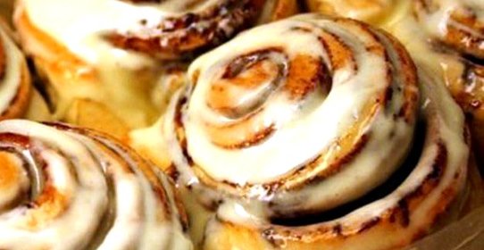 Синнабон с корицей и сырной глазурью