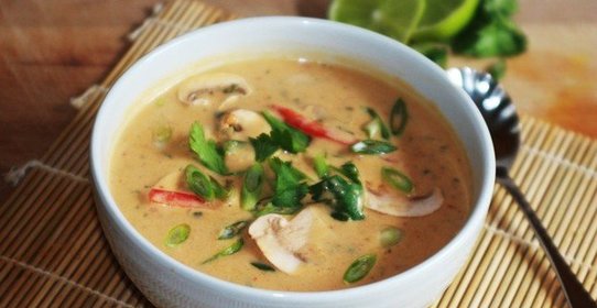 Куриный суп с грибами и перцем чили