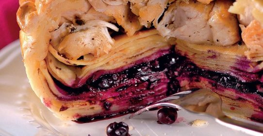 Пирог на сливках, с курицей и смородиной