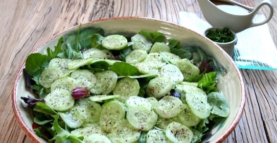 Салат из зелени и огурцов