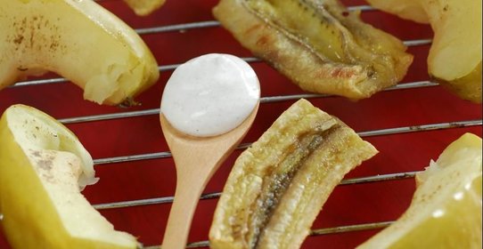 Яблоки и бананы на гриле