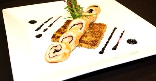 Рулет из лосося на подставке из блинчика с апельсинами и соусом из черники и имбиря