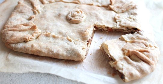 Пирог из мраморного теста с капустой и лисичками