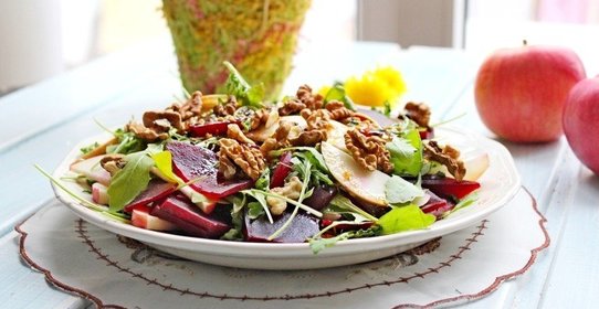 Салат с яблоком, свеклой и грецкими орехами